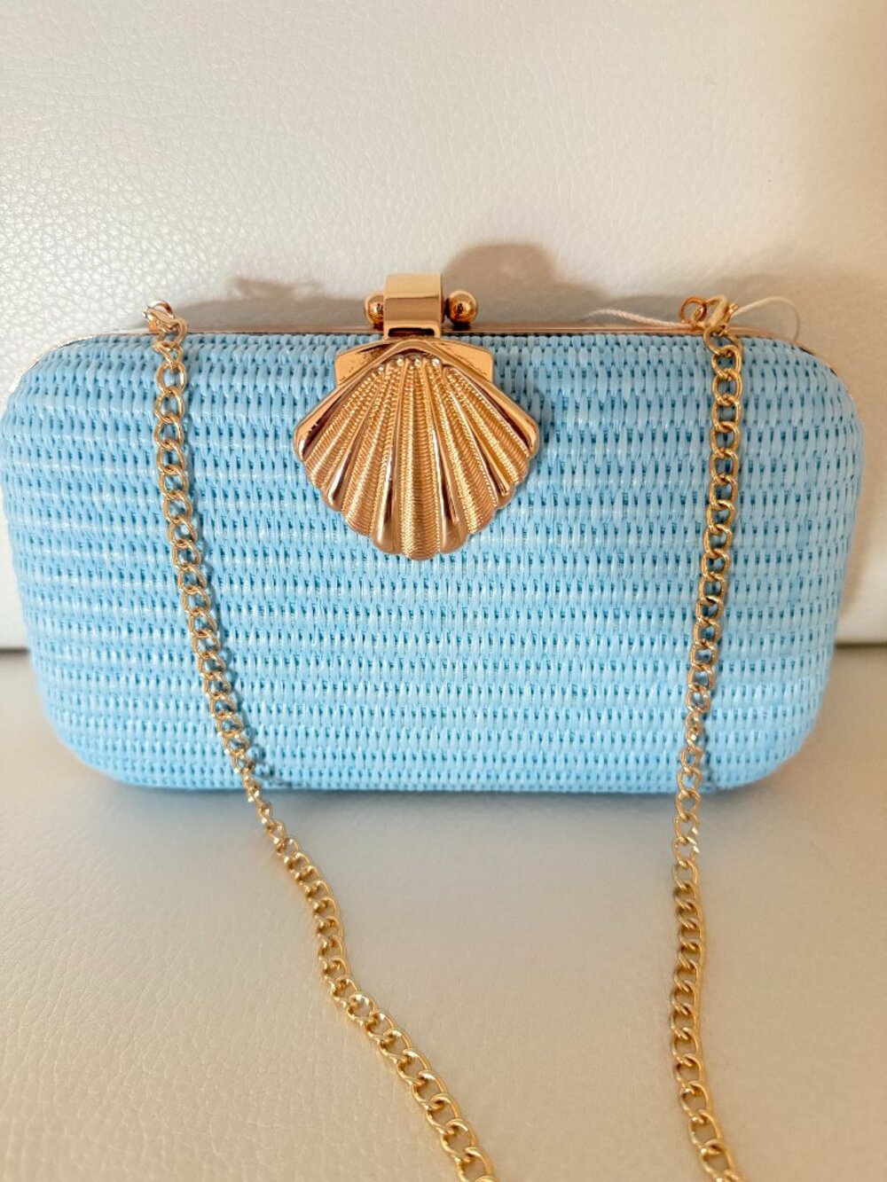 NWT TOMMY BAHAMA LIGHT BLUE WOVEN SHELL CLASP CLUTCH HANDBAG W GOLD CHAIN STRAP
